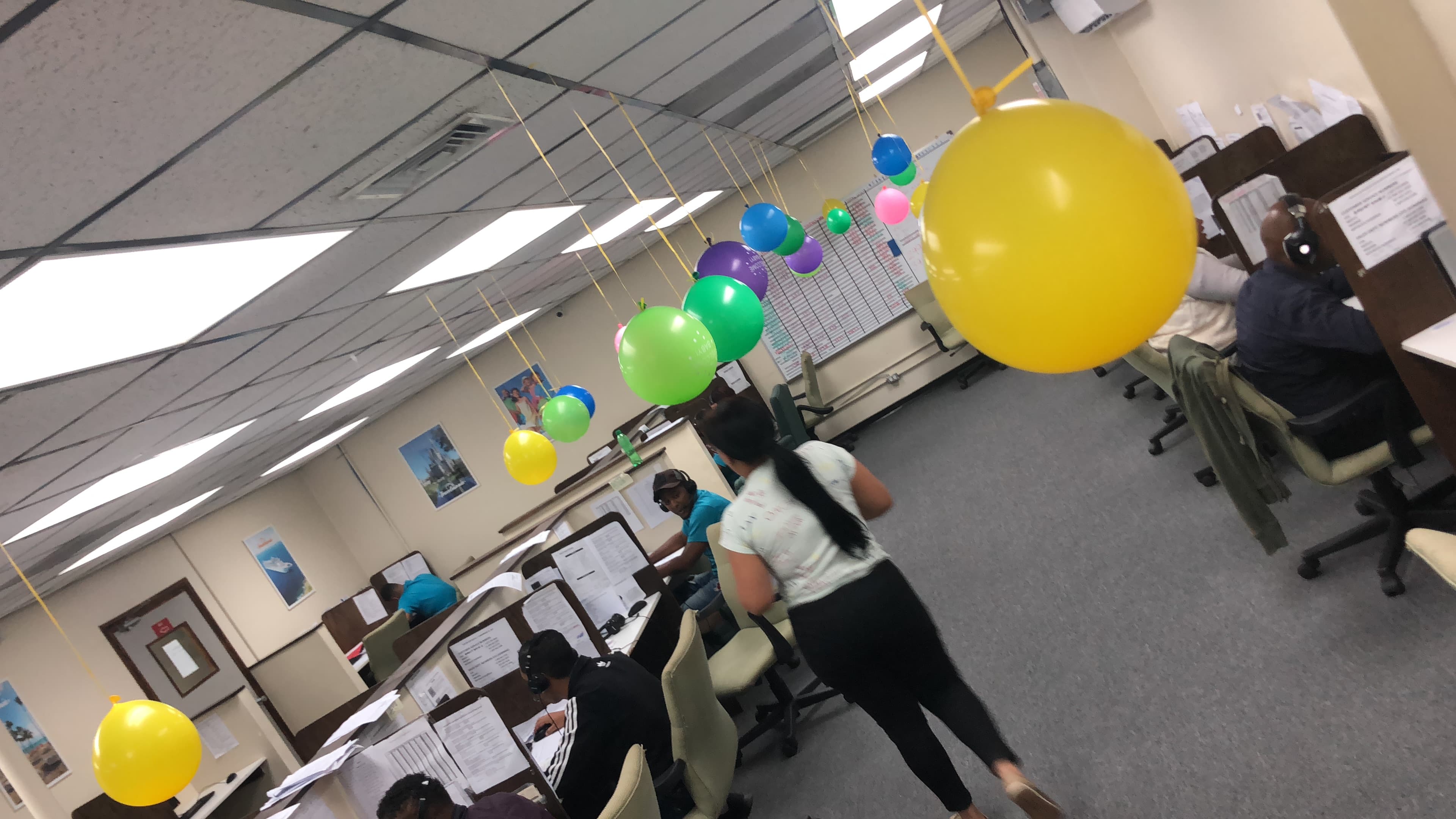 Celebración del equipo bilingüe de TravelMania en el call center de Santo Domingo, República Dominicana