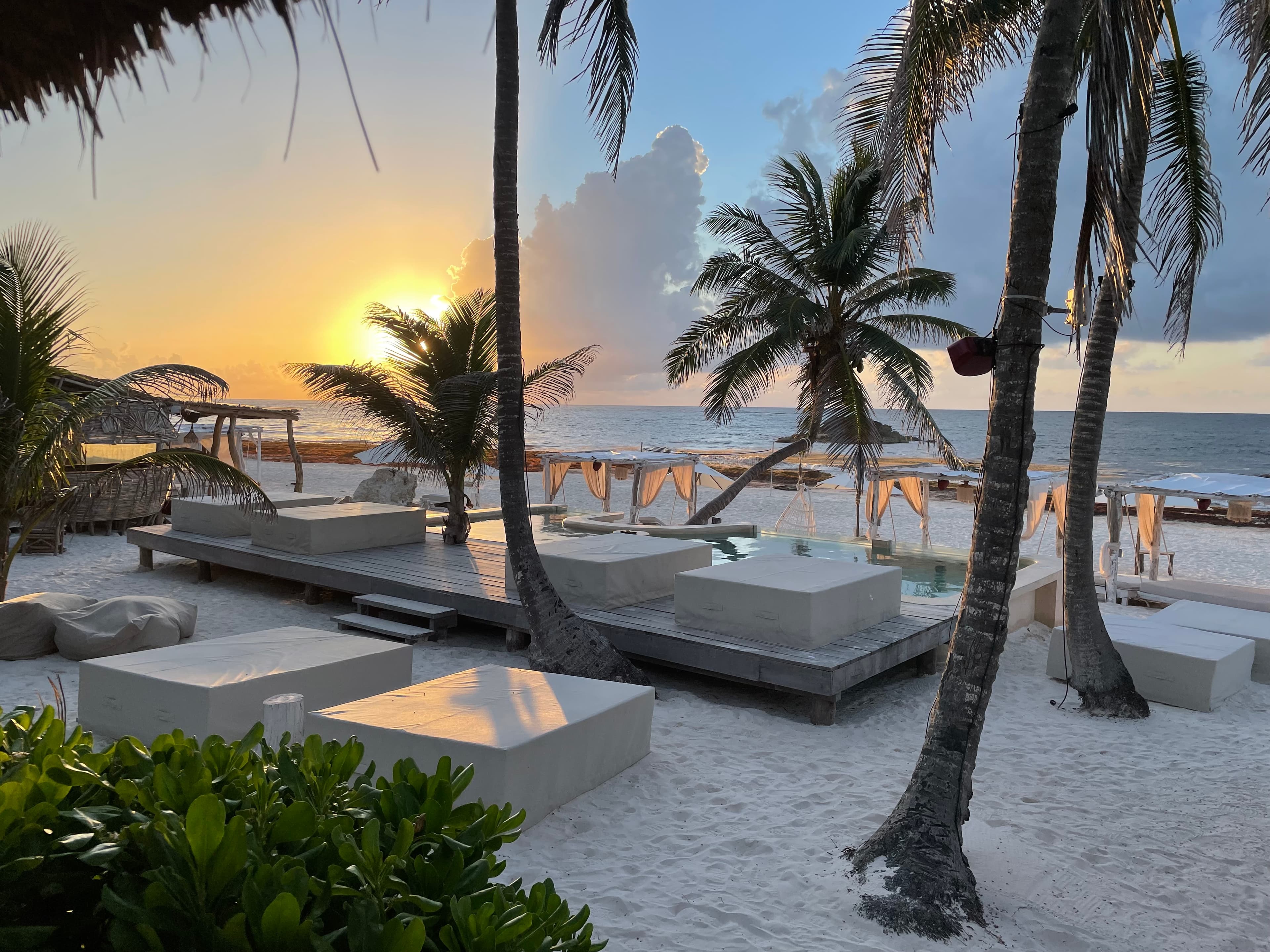 Roc Luxe Tulum al atardecer, marca de hospitalidad creada desde cero